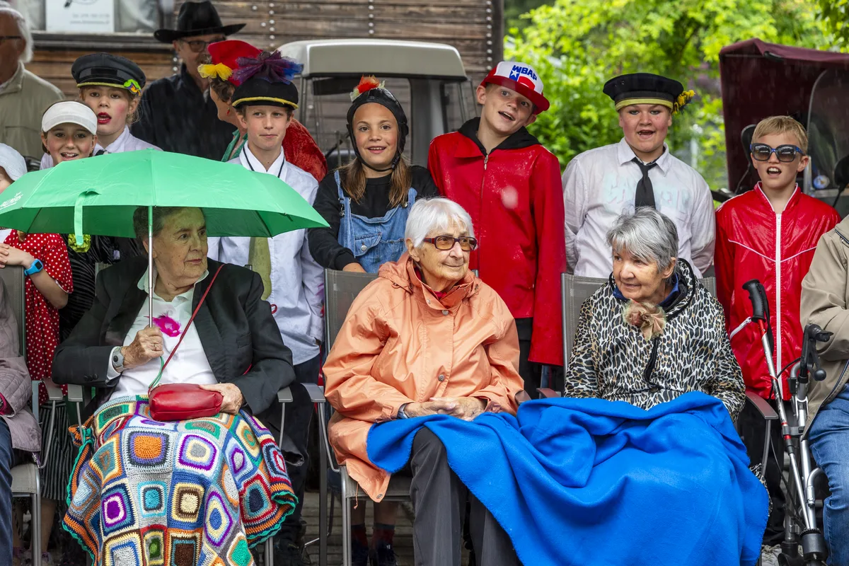 Die Leute von Fahrwerk-Ö entwickelten vor Ort mit den Bewohnern und den Schülern aus der Wellenau ein rasantes Theaterstück. Die Blumenau in Bauma feiert ihr 130 jähriges Bestehen.