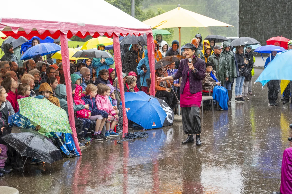 Dass die Regenschirme zum wichtigsten Requisit im Stück wurden, war so nicht geplant. Die Blumenau in Bauma feiert ihr 130 jähriges Bestehen.