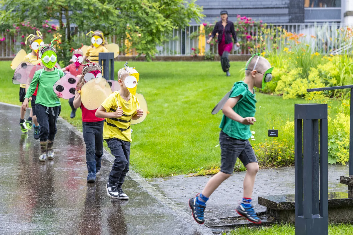 Die Kindergarten-Käfer gehen bei diesem Regen zu fuss. Die Blumenau in Bauma feiert ihr 130 jähriges Bestehen.