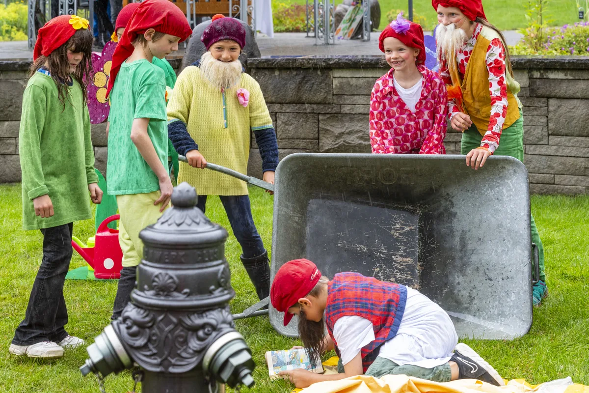 Zwerge sind immer fleissig, ausser sie spielen verstecken, was sie eigentlich öfter machen als arbeiten. Die Blumenau in Bauma feiert ihr 130 jähriges Bestehen.