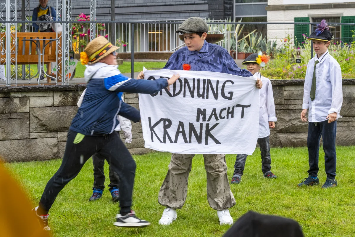 Die Essenz des Stücks: Ordnung und Chaos muss sein Gleichgewicht finden. Die Blumenau in Bauma feiert ihr 130 jähriges Bestehen.