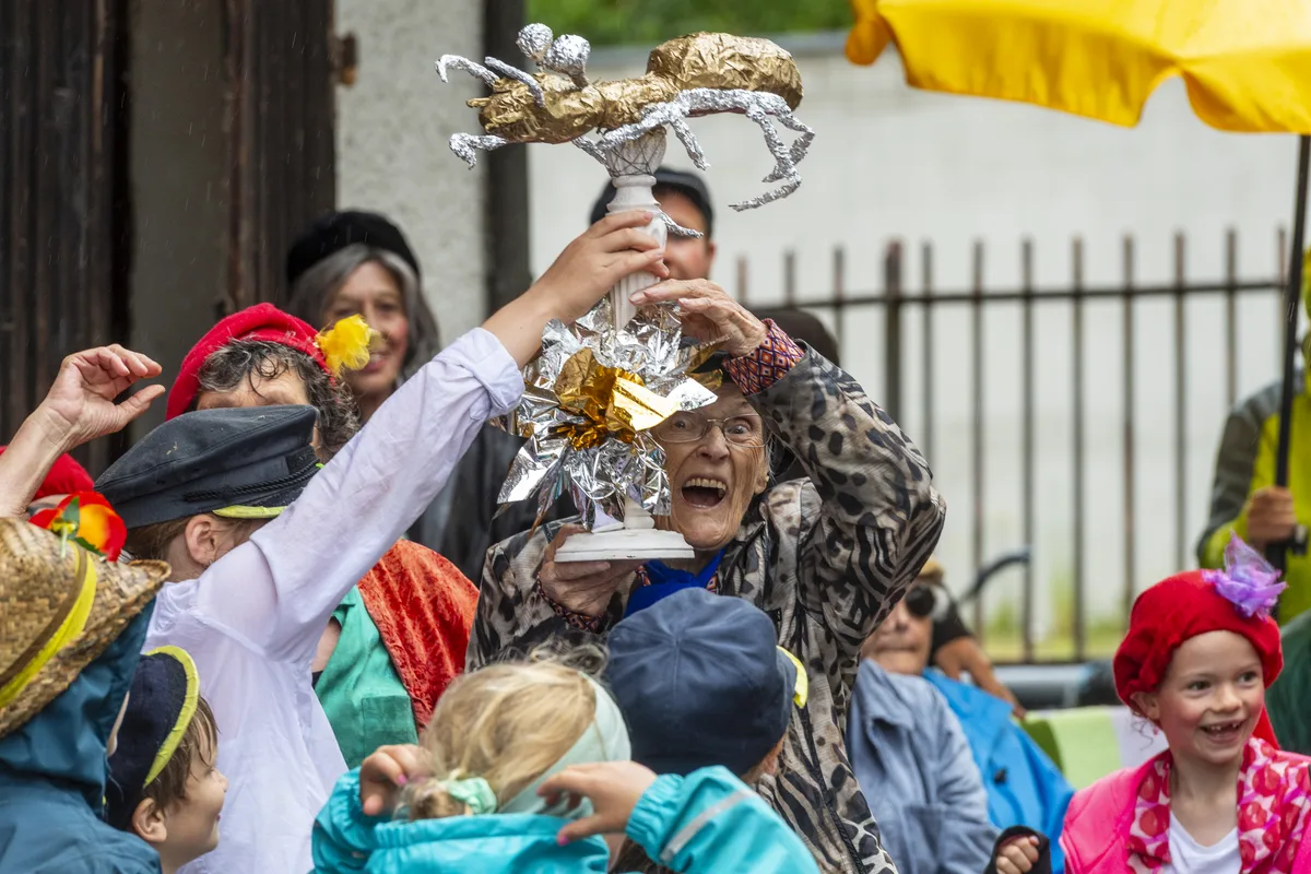 Blomsterland gewinnt den Wettbewerb und nimmt den Pokal entgegen. Die Blumenau in Bauma feiert ihr 130 jähriges Bestehen.