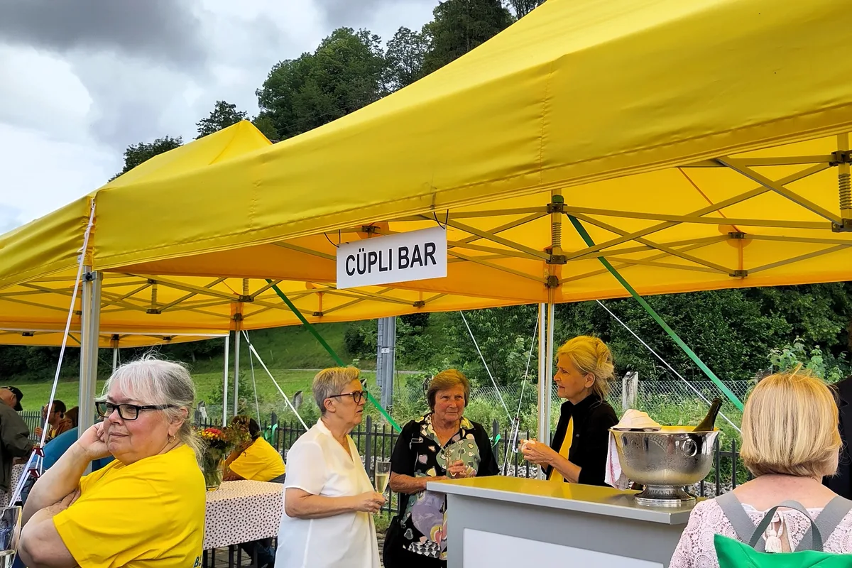 Die Blumenau war als Heilstätte für Trinkerinnen gegründet worden. Zum 130. Geburtstag darf es aber ein Cüpli sein. Man sieht eine Cüpli-Bar in einem gelben Zelt.