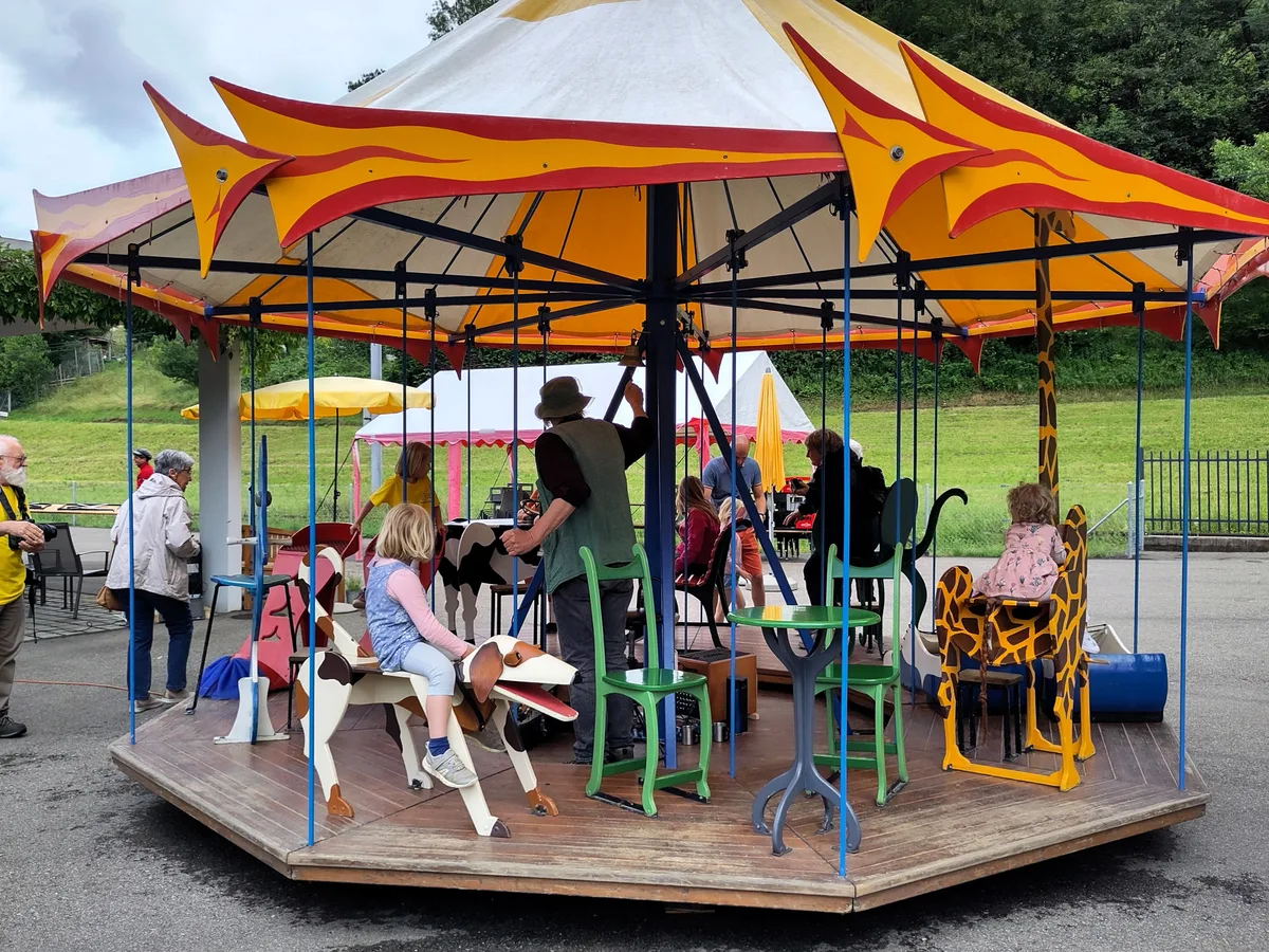 Nach den Reden der Politprominenz konnten es viele der jüngeren Besucherinnen und Besucher kaum erwarten, das Karussell auszuprobieren. Man sieht Kinder auf einem Karussel.