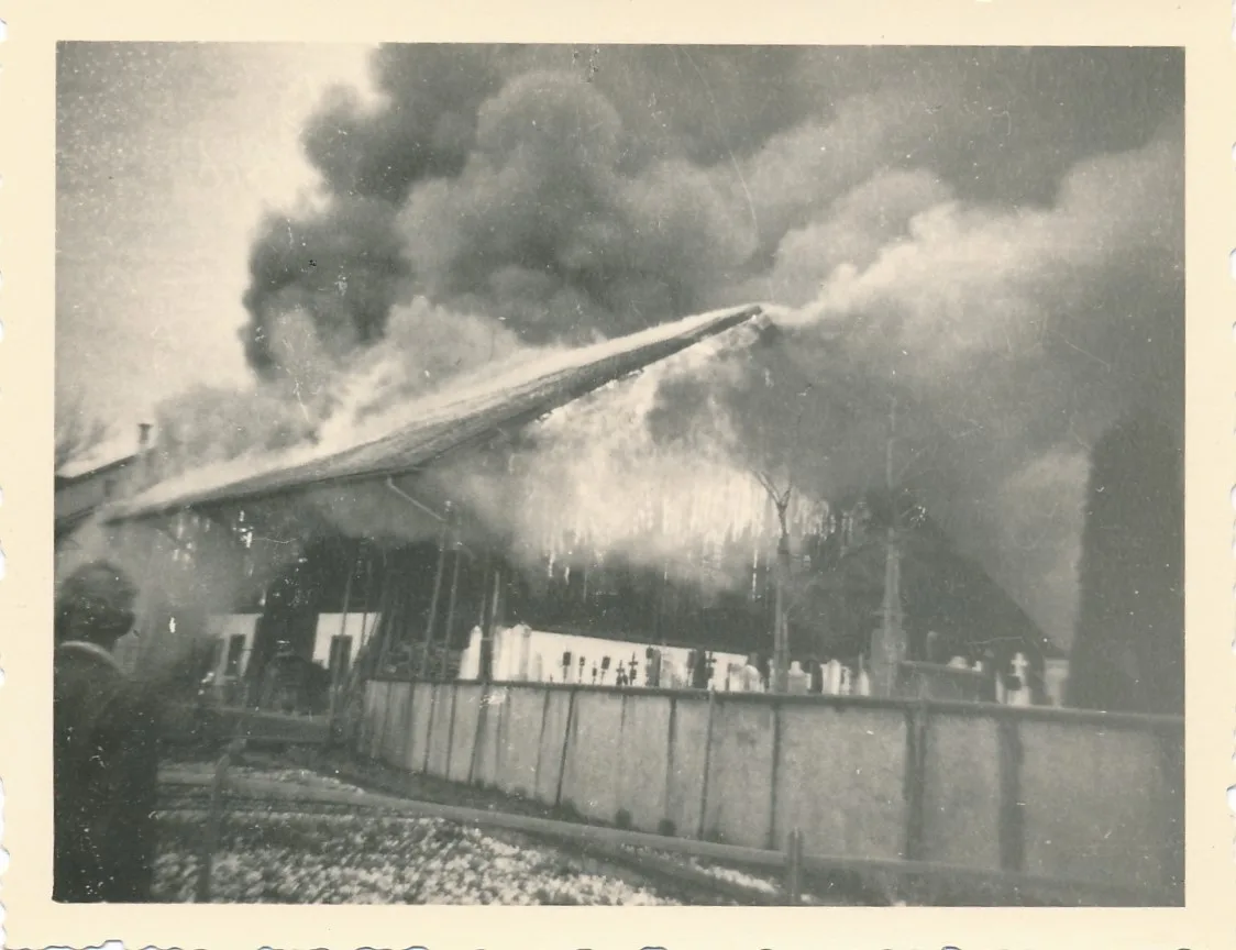 Tagelang soll es gemottet haben. Man sieht ein Haus, das in Flammen steht auf einem Schwarzweissfoto.