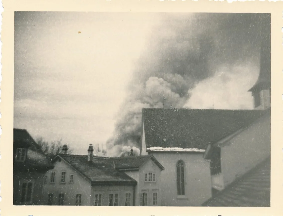 Das Feuer war weit um sichtbar. Einige Zeitzeugen können sich bis heute gut daran erinnern. Man sieht ein Haus, das in Flammen steht auf einem Schwarzweissfoto.