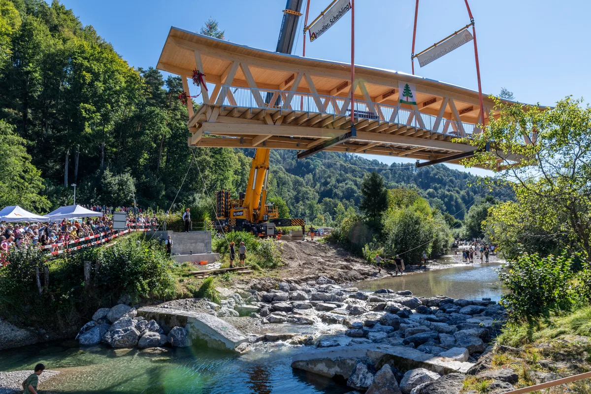 Noch wird im Publikum gewerweisst ob die Brücke in die Lücke Passt oder nicht. Noch wird im Publikum gewerweisst ob die Brücke in die Lücke Passt oder nicht.