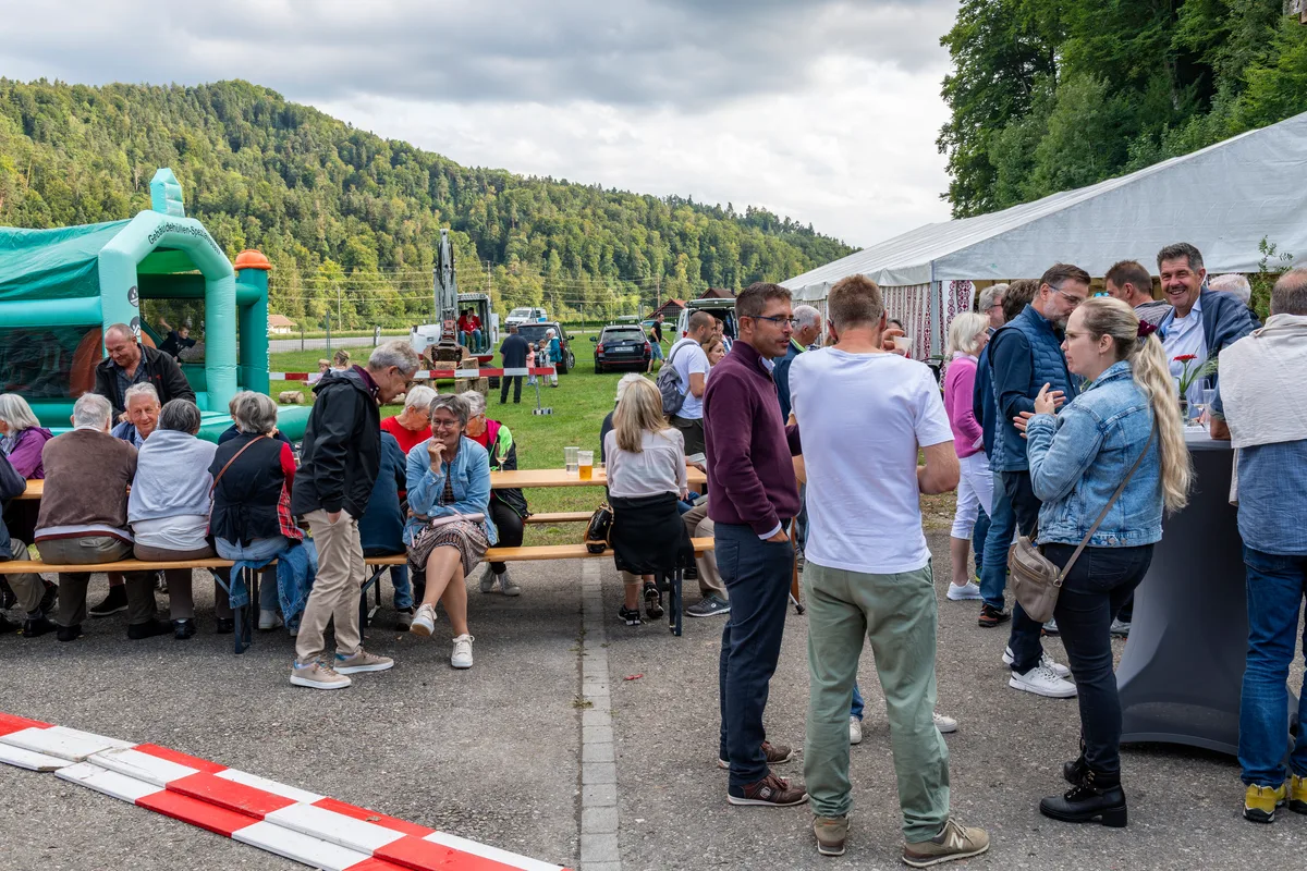 Im eigens aufgebauten Festzelt wurden gut 300 geladene Gäste köstlich verpflegt und aufs Angenehmste unterhalten. Die Bruno Wagner AG wurde erfolgreich an die nächste Generation übergeben.