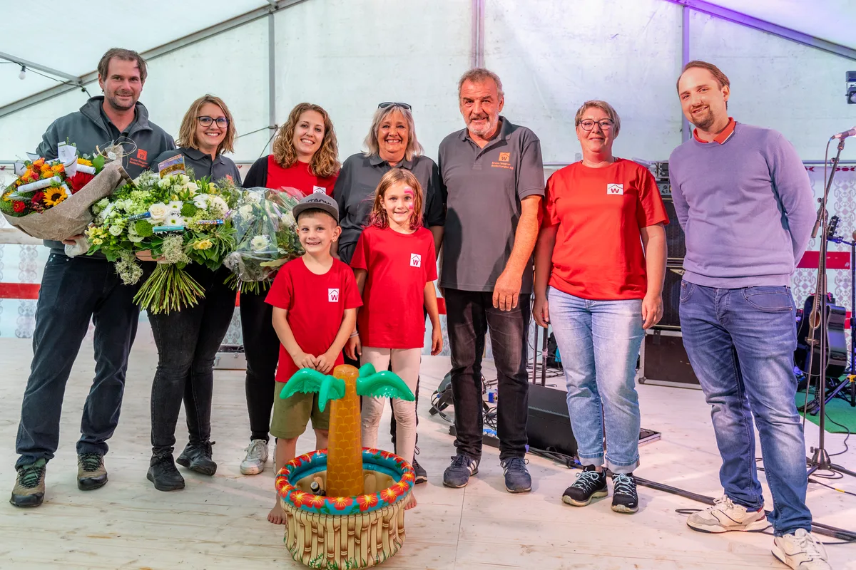 27147282-3 Die neue Generation, die abtretende Generation, die folgende Generation der Dachdeckerei und die Gratulanten der Gemeinde Wila nach der offiziellen Firmenübergabe.