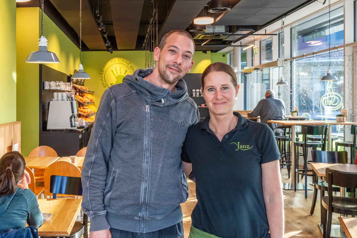 Christian Deppeler Janz und seine Frau Kathrin Janz im erweiterten Café. Christian Deppeler Janz und seine Frau Kathrin Janz im erweiterten Café.