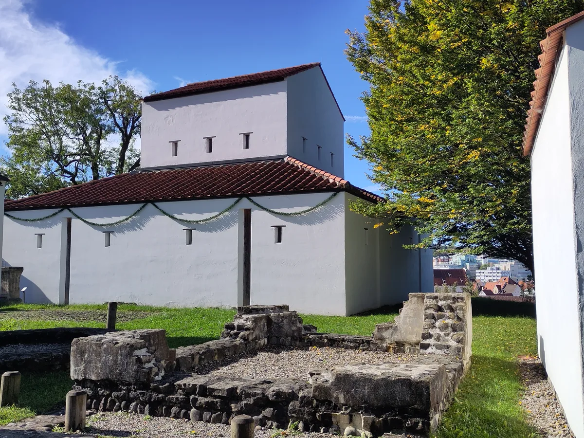Ein Einblick in die Römerzeit: Teile des alten Tempelbezirks wurden rekonstruiert. Man sieht einen römischen Tempel.