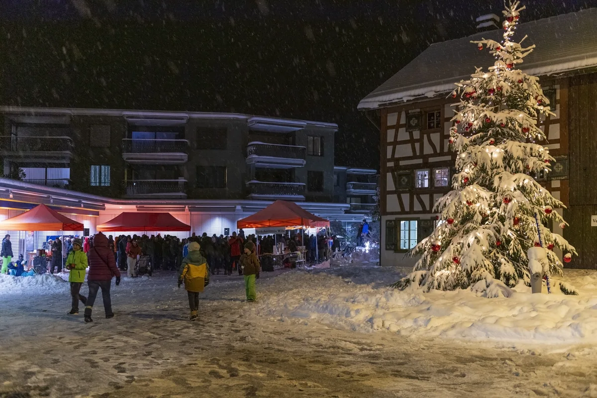 Punkt 18.15 Uhr wurde der schön verschneite Christbaum erleuchtet.