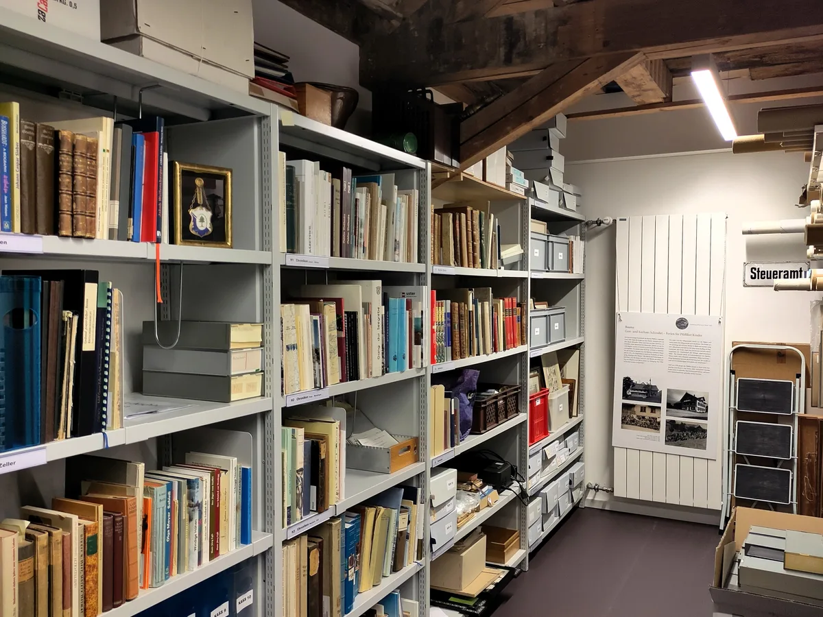 Auch zahlreiche Bücher über die Geschichte der Region gibt es im Chronikarchiv. Man sieht Gestelle voller Bücher.