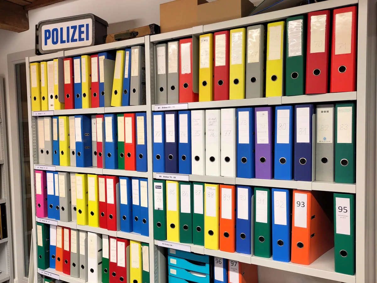 In diesen Ordnern legt Walter Ledermann alle Dokumente säuberlich ab. Man sieht eine Wand voller Ordner.