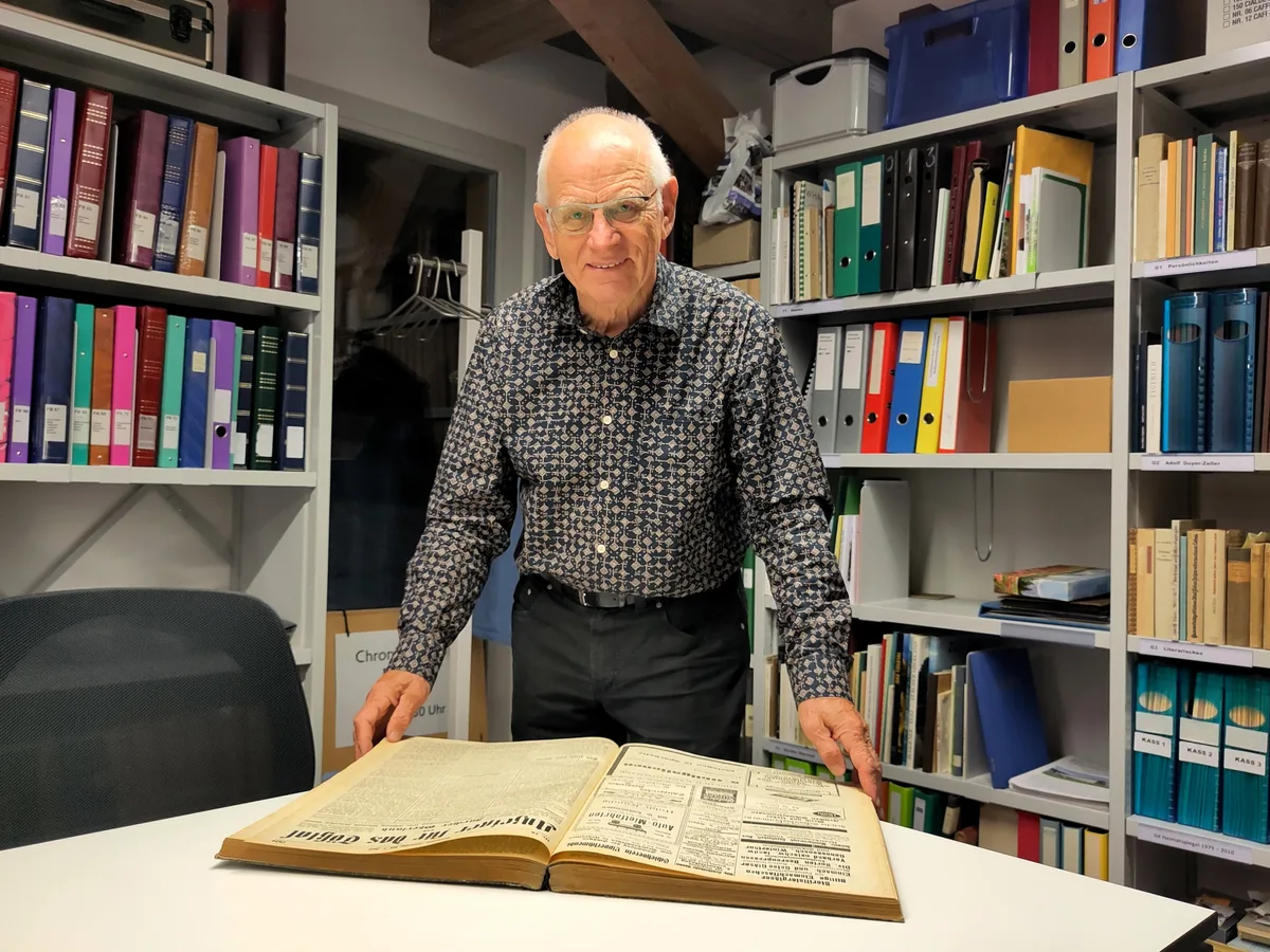 Walter Ledermann hat 2008 mit der Organisation der Sammlung begonnen. In absehbarer Zeit will er sein Amt in neue Hände geben. Man sieht einen Mann über ein Buch gebückt.