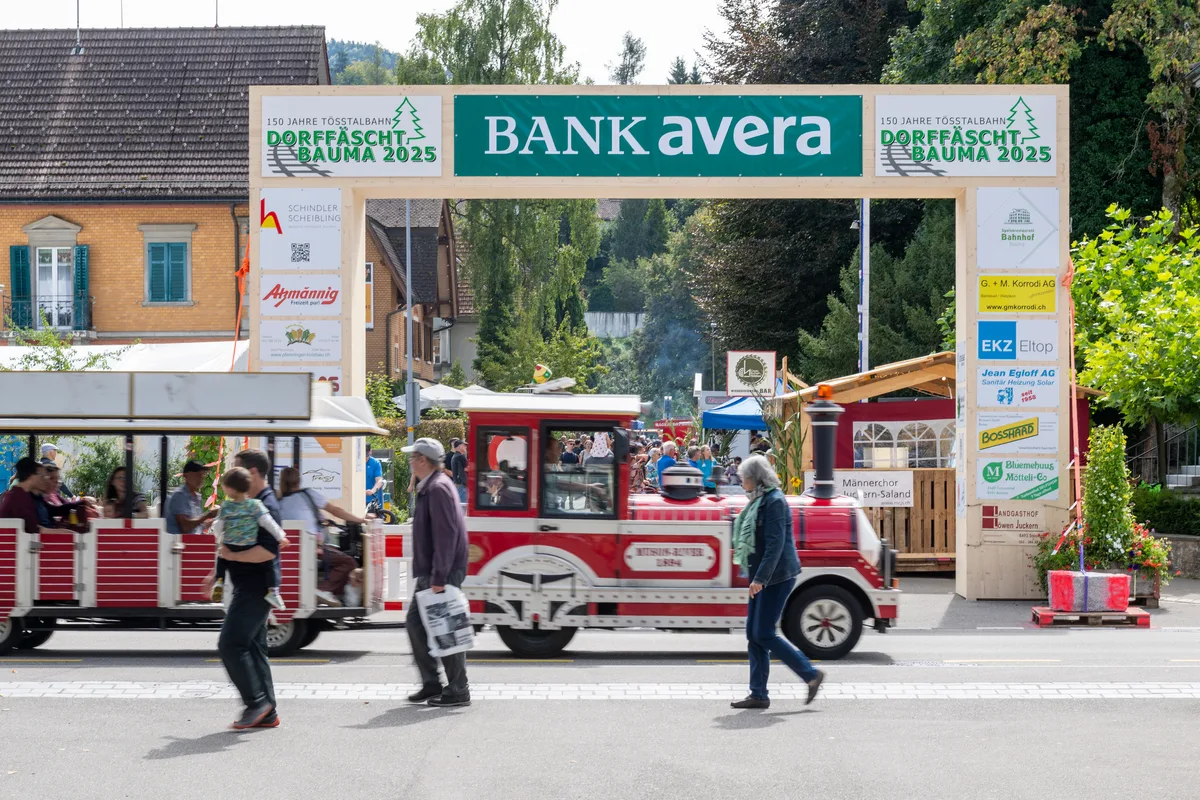 Am Dorffest in Bauma ist alles anders als sonst, da fährt die Dampfbahn auch einmal auf der Strasse. Das Dorffest in Bauma trumpfte mit grossartigen Attraktionen und absolutem Wetterglück auf.