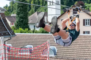 27186494-6 Marco Korodi aus Bäretswil macht schon die zweite Fahrt auf der Seilbahn, diesmal ist die Landung perfekt.