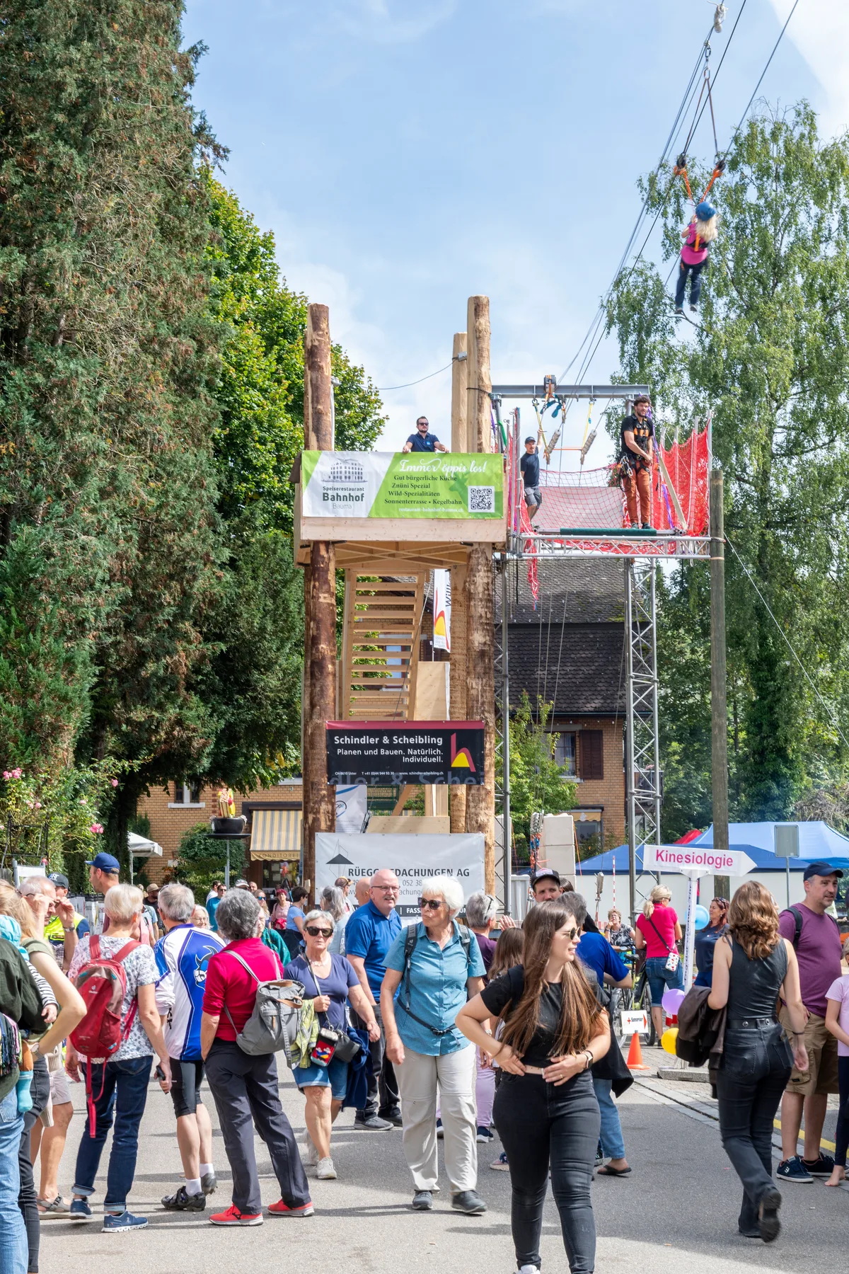 Die Talstation der Seilbahn wurde von Mitgliedern des Gewerbevereins mit einheimischem Holz errichtet. Das Dorffest in Bauma trumpfte mit grossartigen Attraktionen und absolutem Wetterglück auf.