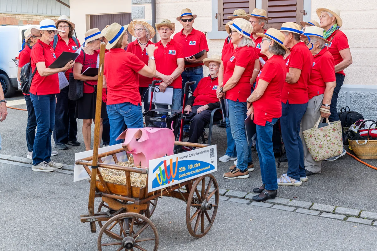 Der gemischte Chor Lipperschwendi unter der Leitung von Karin Steinauer gab an verschieden Orten auf dem Festgelände kleine Platzkonzerte. Das Dorffest in Bauma trumpfte mit grossartigen Attraktionen und absolutem Wetterglück auf.