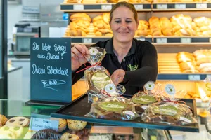 31577926-2 Katrin Janz präsentiert die Einzelstücke auf der Verkaufstheke. Dort werden sie nicht länger als im Kühlschrank liegen bleiben.