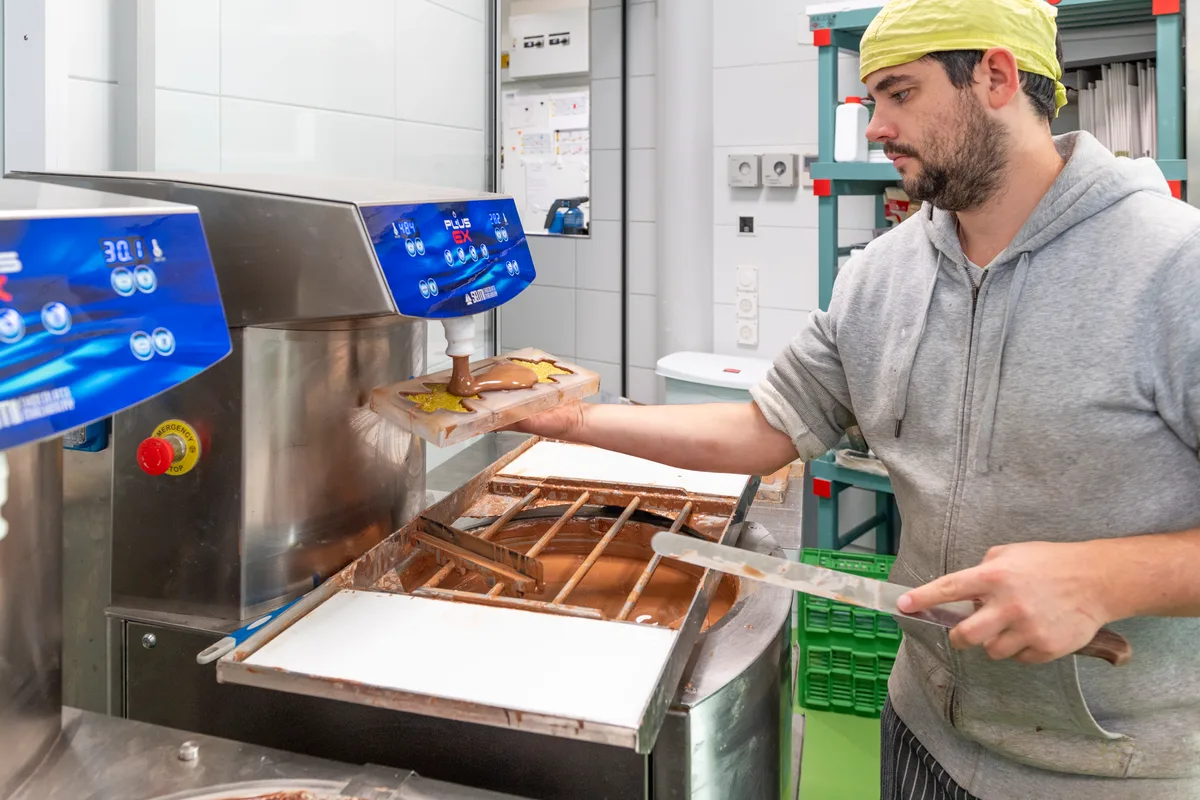 Die fertig gefüllten Formen werden mit 30 Grad warmer Couvertüre verschlossen. Der letzte Schrei aus Dubai: Dubai-Schokolade