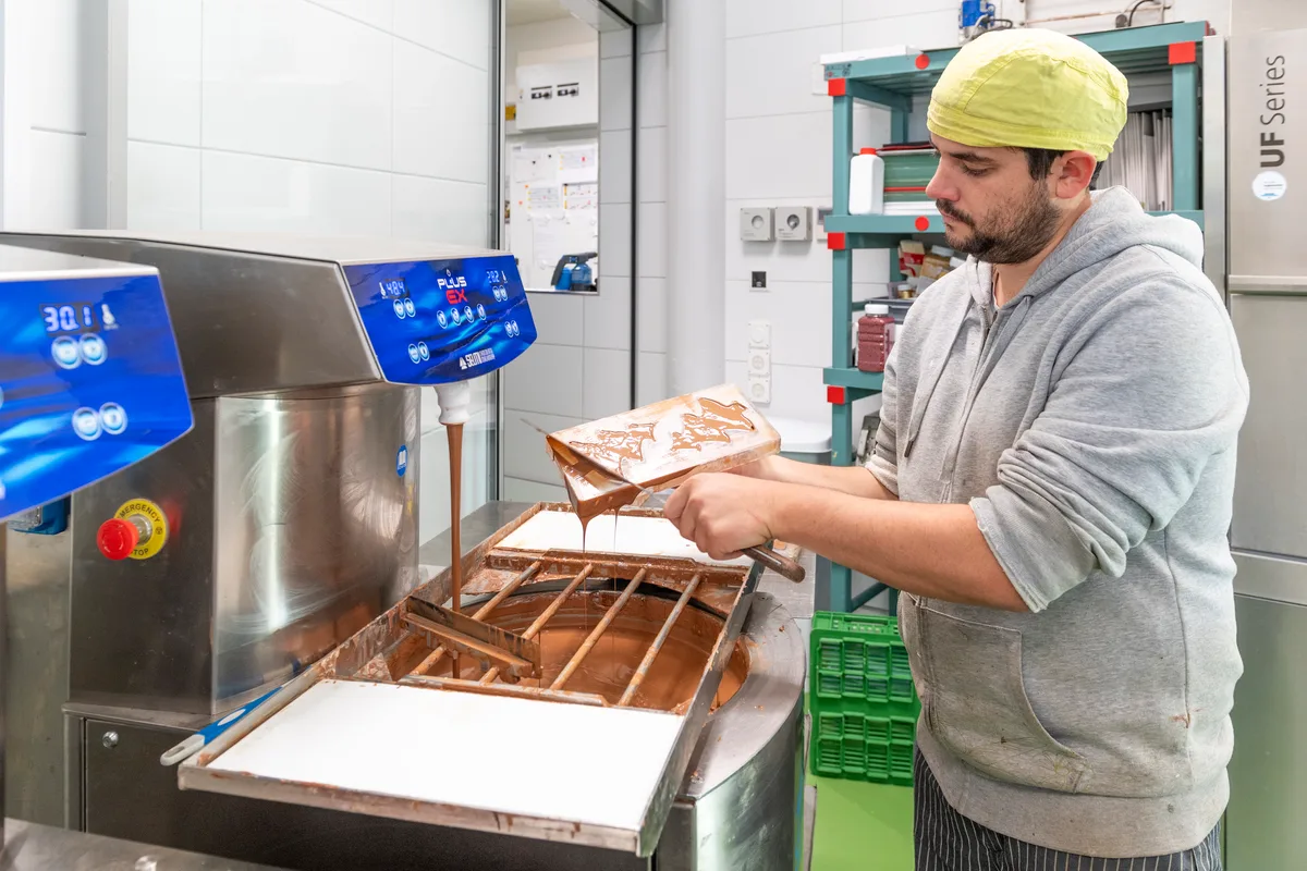 Nach dem Verschliessen kommen die Formen für zwei Minuten in den Kühlschrank bevor sie in den Verkauf gehen. Der letzte Schrei aus Dubai: Dubai-Schokolade
