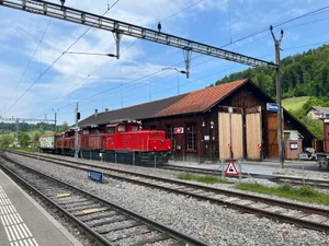Auf dem DVZO-Areal in Bauma stehen nun die beiden SBB-Dieselloks Em 3/3 Emma und Sara. Auf dem DVZO-Areal in Bauma stehen nun die beiden SBB-Dieselloks Em 3/3 Emma und Sara.