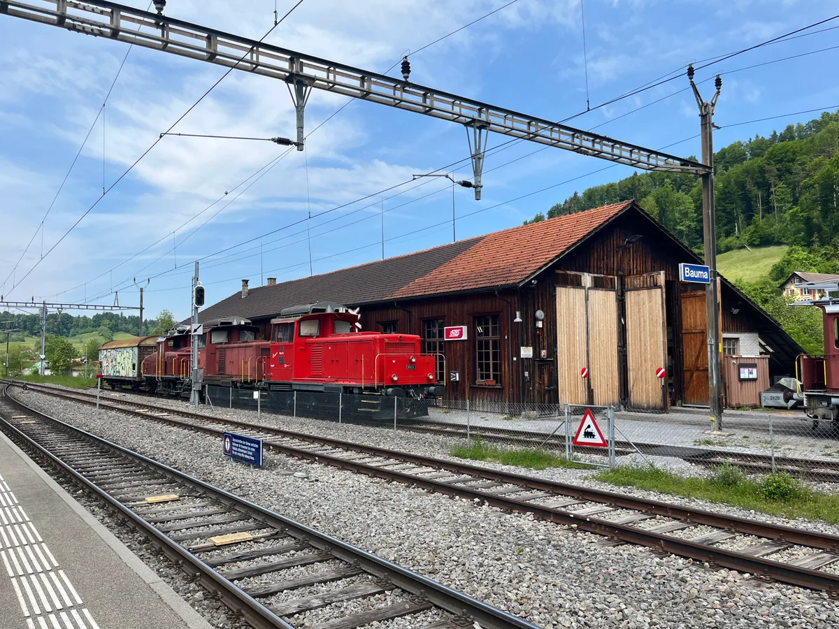 Auch solche Dieselloks vom Typ Em 3/3 werden auf der Strecke zum Museum zum Einsatz kommen. (Archivbild) Man sieht zwei alte Dieselloks beim Bahnhofareal in Bauma.