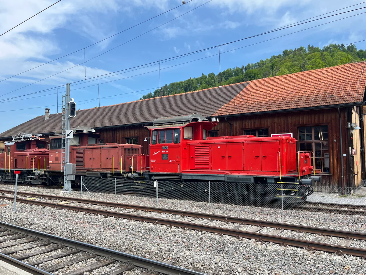 Man sieht zwei alte Dieselloks beim Bahnhofareal in Bauma.