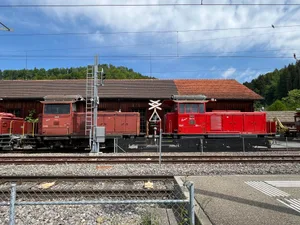 26670609-2 Auf dem DVZO-Areal in Bauma stehen nun die beiden SBB-Dieselloks Em 3/3 Emma und Sara.