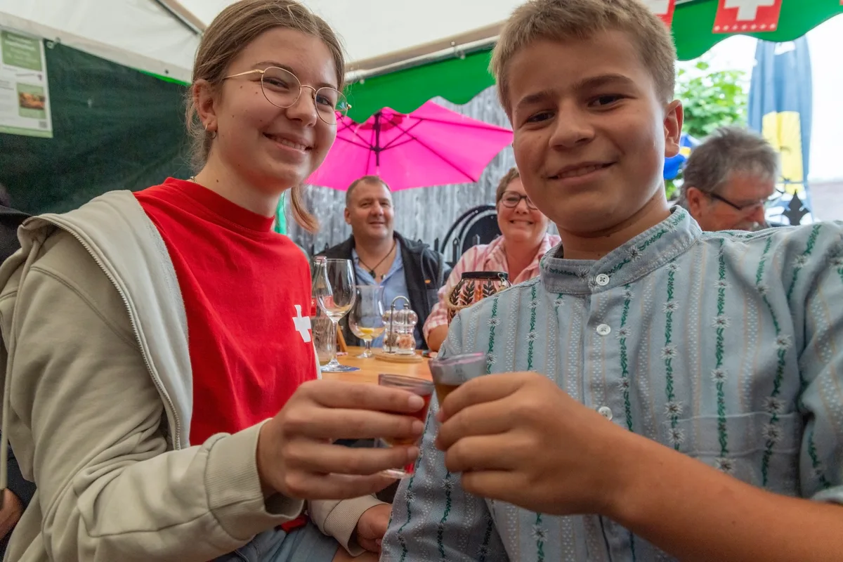 2 Kinder, die  Alkohol trinken.