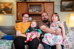 23950047-7 Machten das Beste aus ihrer Geschichte: Paula und Tino Lieberherr mit Theo und Lea.