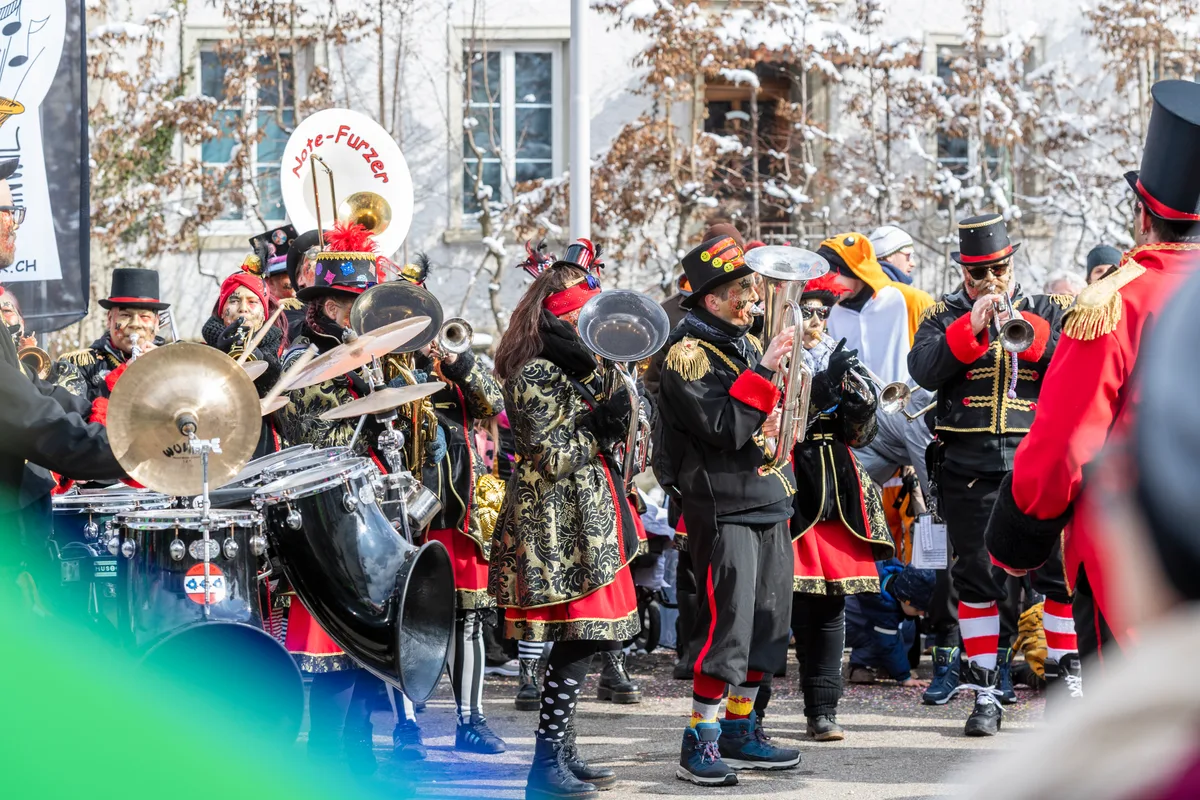 Die Guggenmusik Notefurzer aus Hinwil gibt in Turbenthal ein Gastspiel. Der Fasnachtsumzug durch Turbenthal erfreute Gross und Klein.