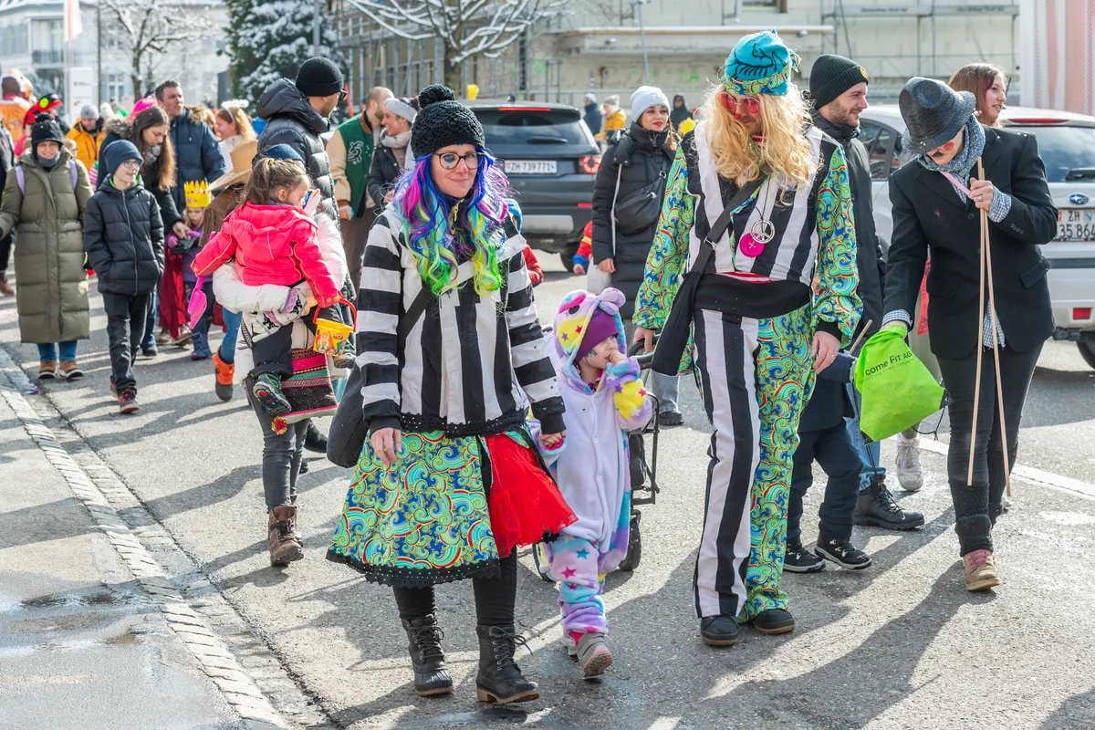 Ein Kostüm als Clown, Pirat und Sträfling: Vermutlich wurden einfach alle eingebrachten Ideen verwirklicht. Der Fasnachtsumzug durch Turbenthal erfreute Gross und Klein.