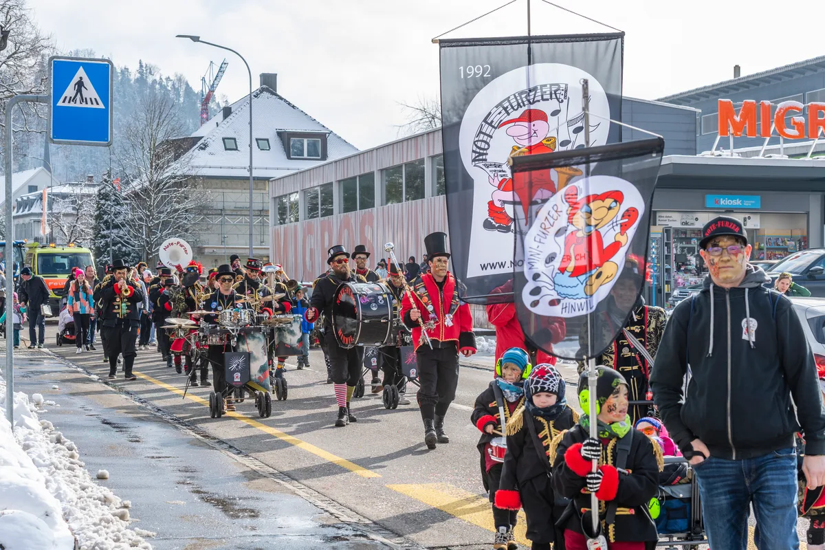 Sogar die Sonne ist mit dabei am Fasnachtsumzug in Turbenthal. Der Fasnachtsumzug durch Turbenthal erfreute Gross und Klein.
