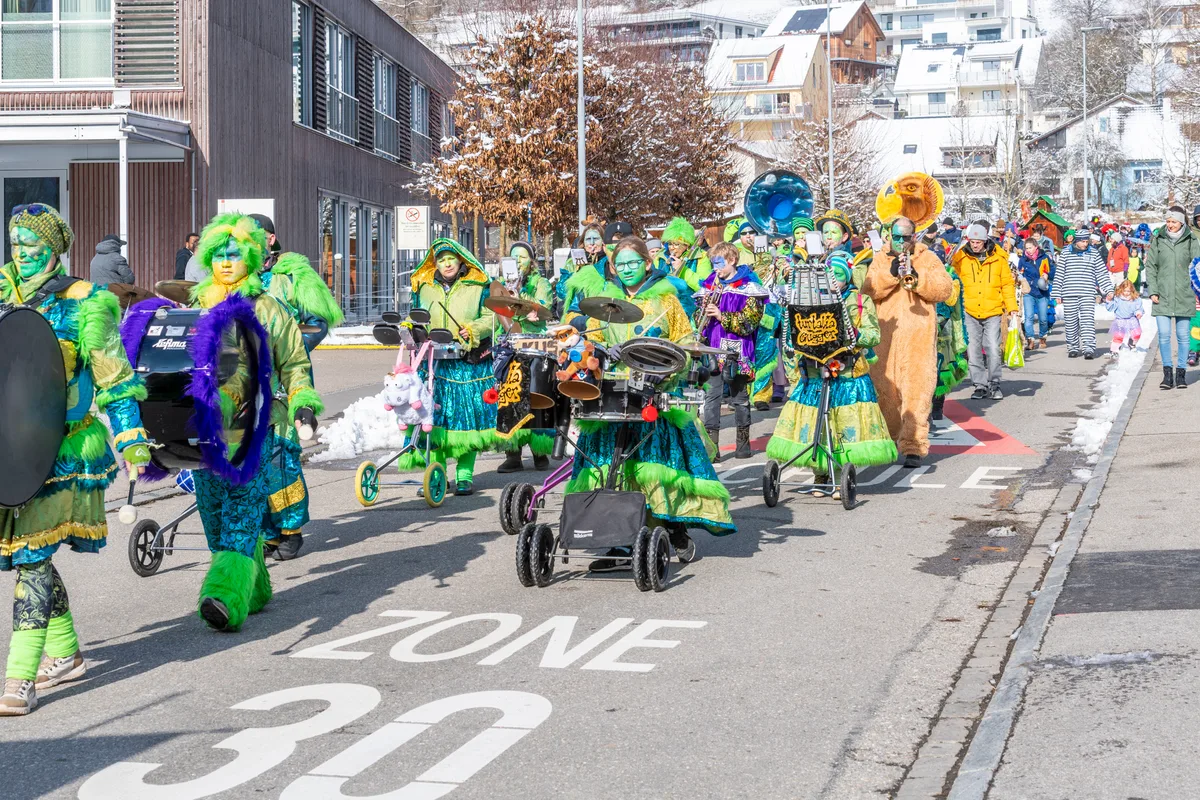 Die Turtalia führt den Umzug durch Turbenthal an. Der Fasnachtsumzug durch Turbenthal erfreute Gross und Klein.