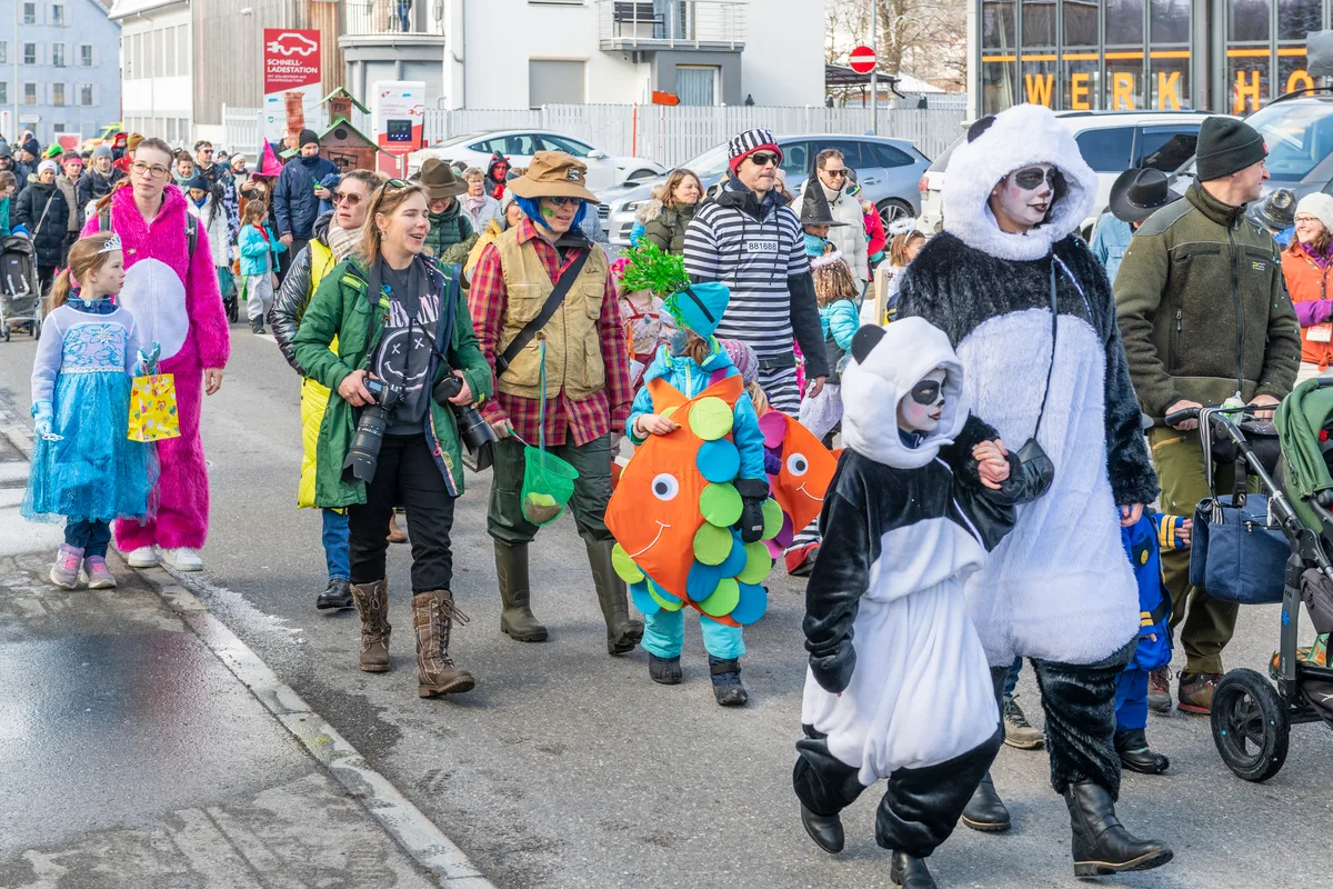 Mirjam hat sich als Fotografin verkleidet. Der Fasnachtsumzug durch Turbenthal erfreute Gross und Klein.