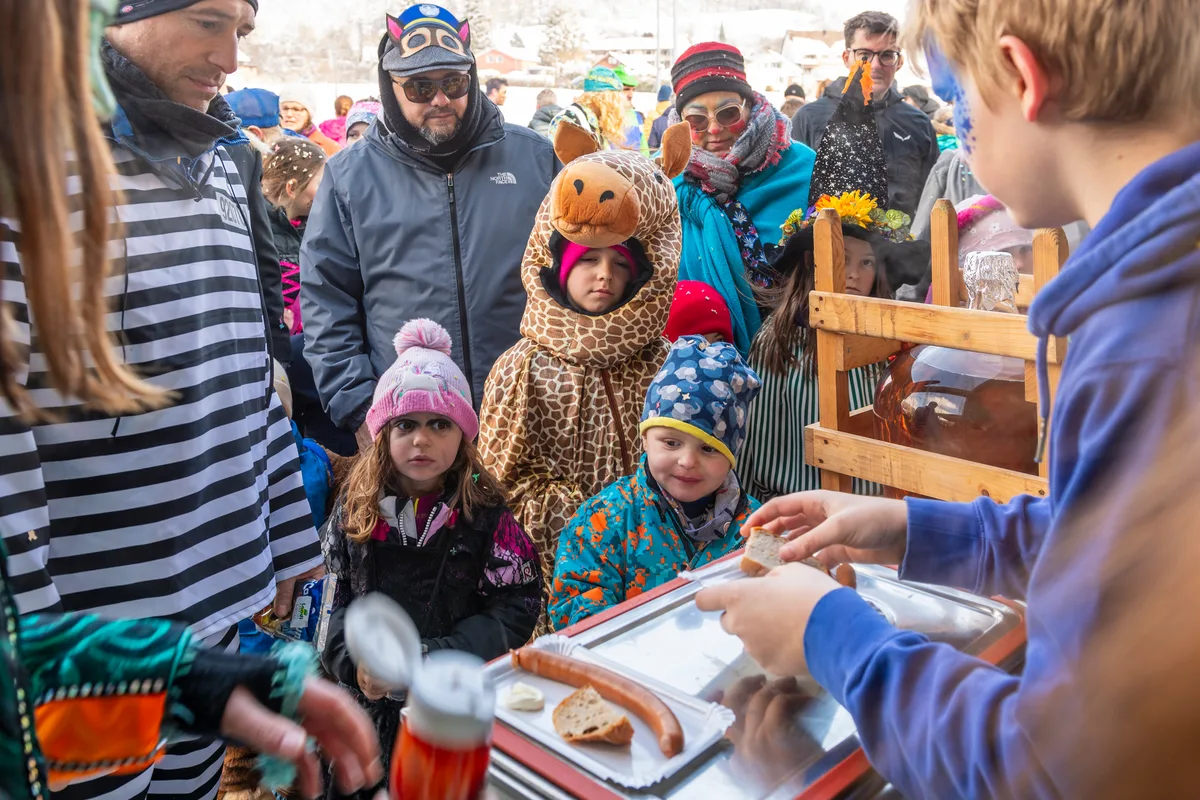 Für alle Kinder, die am Umzug mitgelaufen sind, gibt es am Schluss Wienerli und Brot. Der Fasnachtsumzug durch Turbenthal erfreute Gross und Klein.