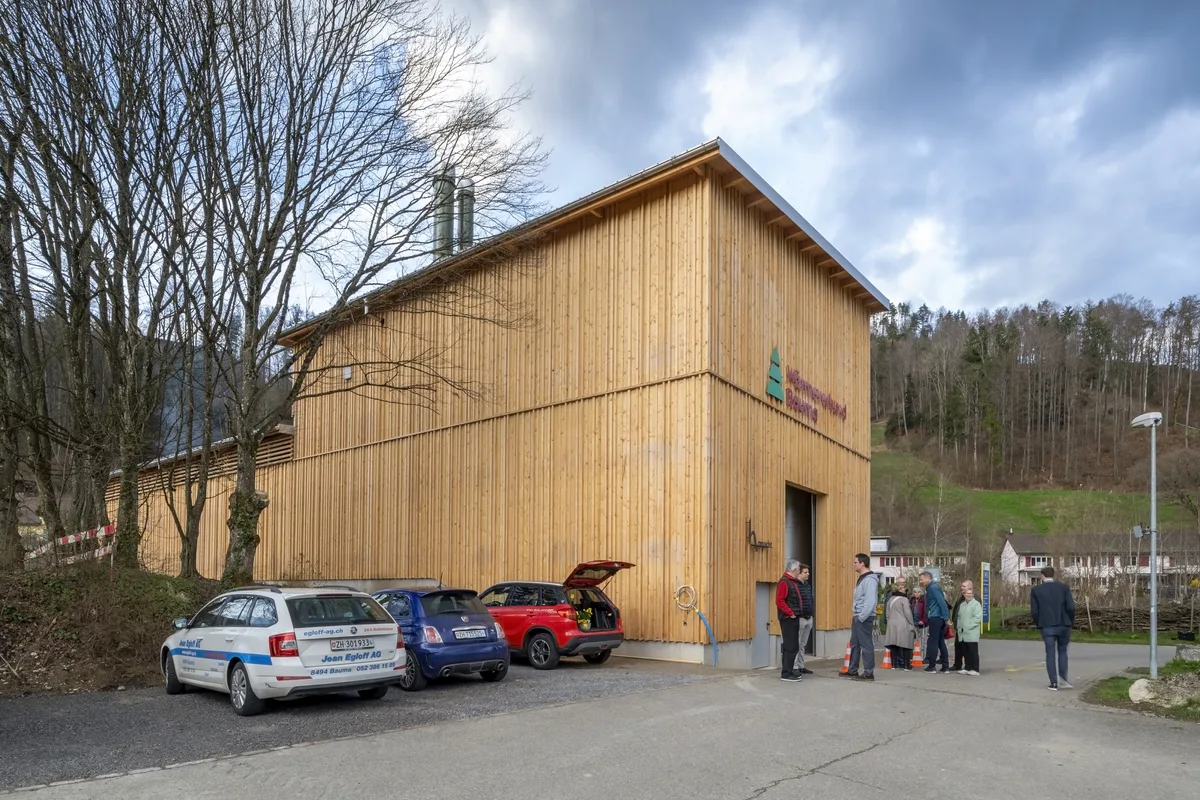 Fassade und Konstruktion wurden ausschliesslich aus einheimischem Holz gefertigt. Holzbau