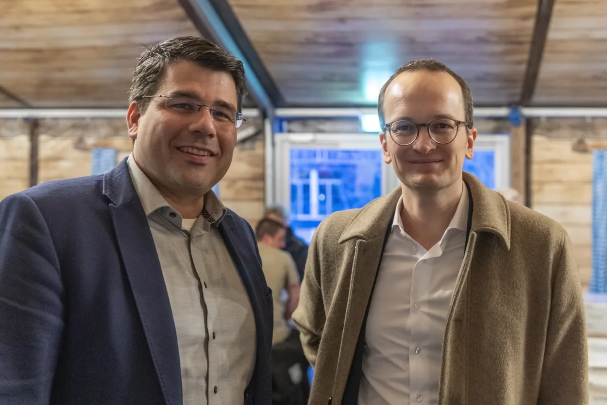 Politisch haben Kantonsrat Paul von Euw (links) und Regierungsrat Martin Neukom das Heu selten auf derselben Bühne. Beim Thema Holzenergie scheint das für einmal nicht der Fall zu sein. Zwei Männer im Anzug.
