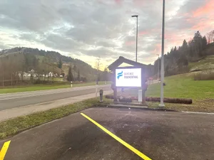 22958170-1 So sehen die neuen digitalen Ortseingangstafeln von Fischenthal aus.