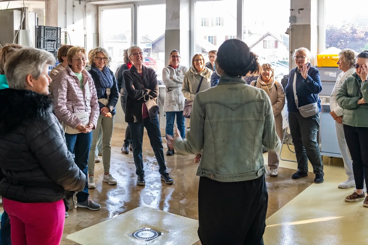Gespannt lauschen die Frauen den Ausführungen von Yumemi Ito, die sie in die Geheimnisse der Tofuproduktion einführt. Der Frauenverein Wildberg-Ehrikon besichtigt die Tofu Produktion von Yumetofu in der alten Chäsi in Wildberg.