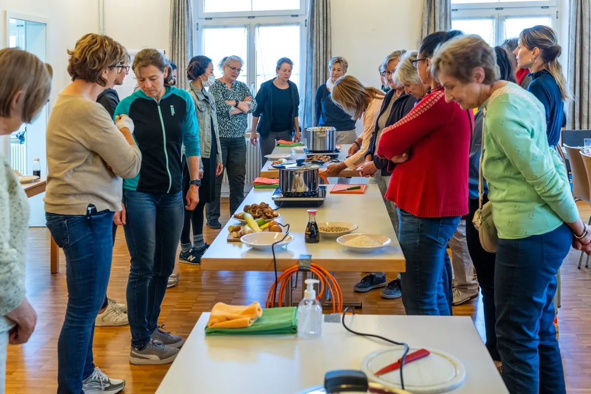 Nach der Besichtigung ging es ans Kochen in der Gemeindestube. Der Frauenverein Wildberg-Ehrikon besichtigt die Tofu Produktion von Yumetofu in der alten Chäsi in Wildberg.