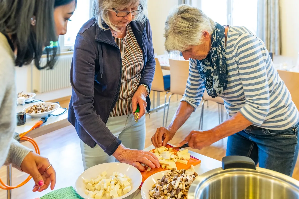 Fleissig wird der Tofu und alle anderen Zutaten kleingeschnitten. Es gibt Quinoa-Risotto mit Tofu. Der Frauenverein Wildberg-Ehrikon besichtigt die Tofu Produktion von Yumetofu in der alten Chäsi in Wildberg.