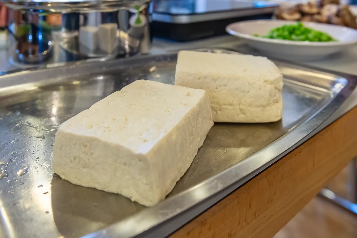 Frischer Tofu von Yumetofu aus Wildberg. Der Frauenverein Wildberg-Ehrikon besichtigt die Tofu Produktion von Yumetofu in der alten Chäsi in Wildberg.