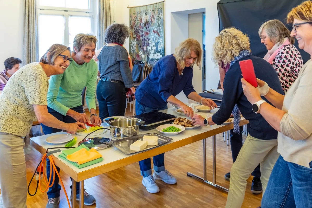 Viele Köche verderben den Brei, nicht so im Frauenverein Wildberg-Ehrikon. Der Frauenverein Wildberg-Ehrikon besichtigt die Tofu Produktion von Yumetofu in der alten Chäsi in Wildberg.