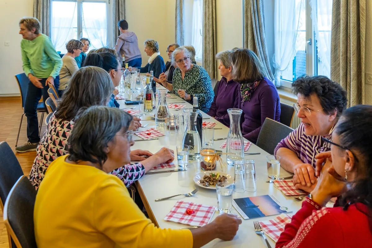 Das Risotto braucht noch seine Zeit, währenddessen wird es am grossen Tisch schon mal gemütlich. Der Frauenverein Wildberg-Ehrikon besichtigt die Tofu Produktion von Yumetofu in der alten Chäsi in Wildberg.