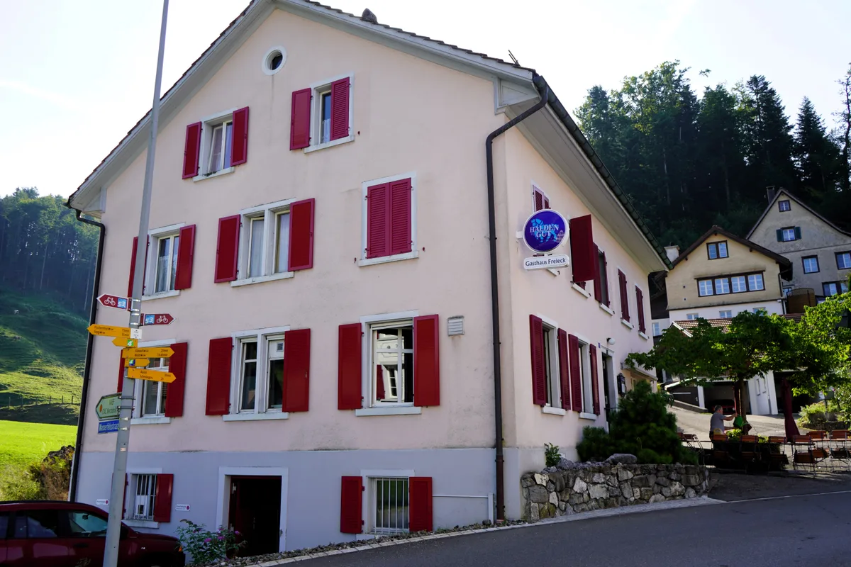 Man sieht einen Gasthof von aussen.