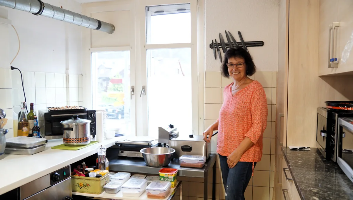 Gaby Girola hat zusammen mit anderen Mitstreitern vorübergehend das Gasthaus Freieck übernommen. Jetzt muss sie auch das Handwerk in der Küche lernen.
