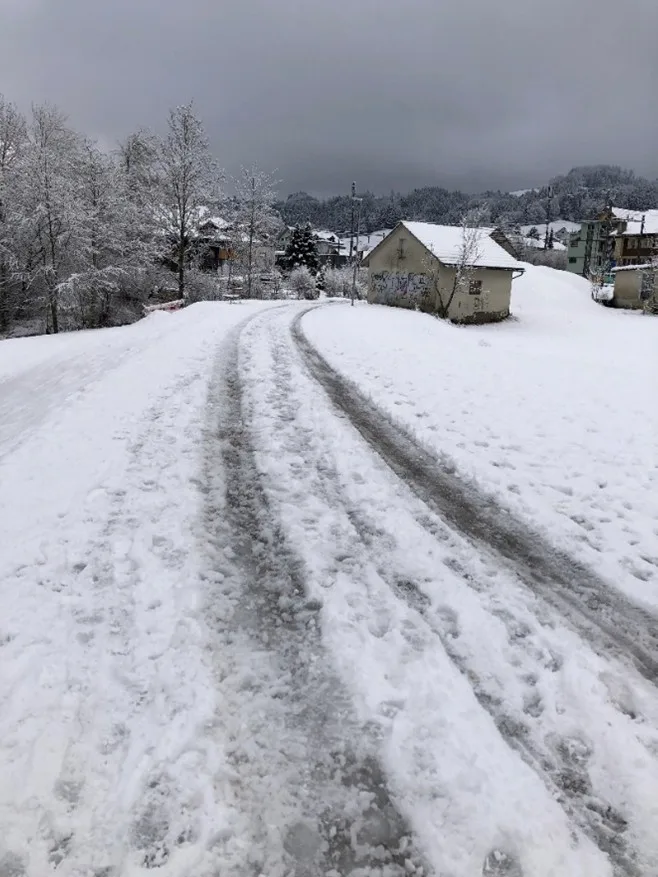 Man sieht einen vereisten Fussweg.
